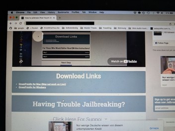 Screenshot of the page that offers downloading the jailbreak app